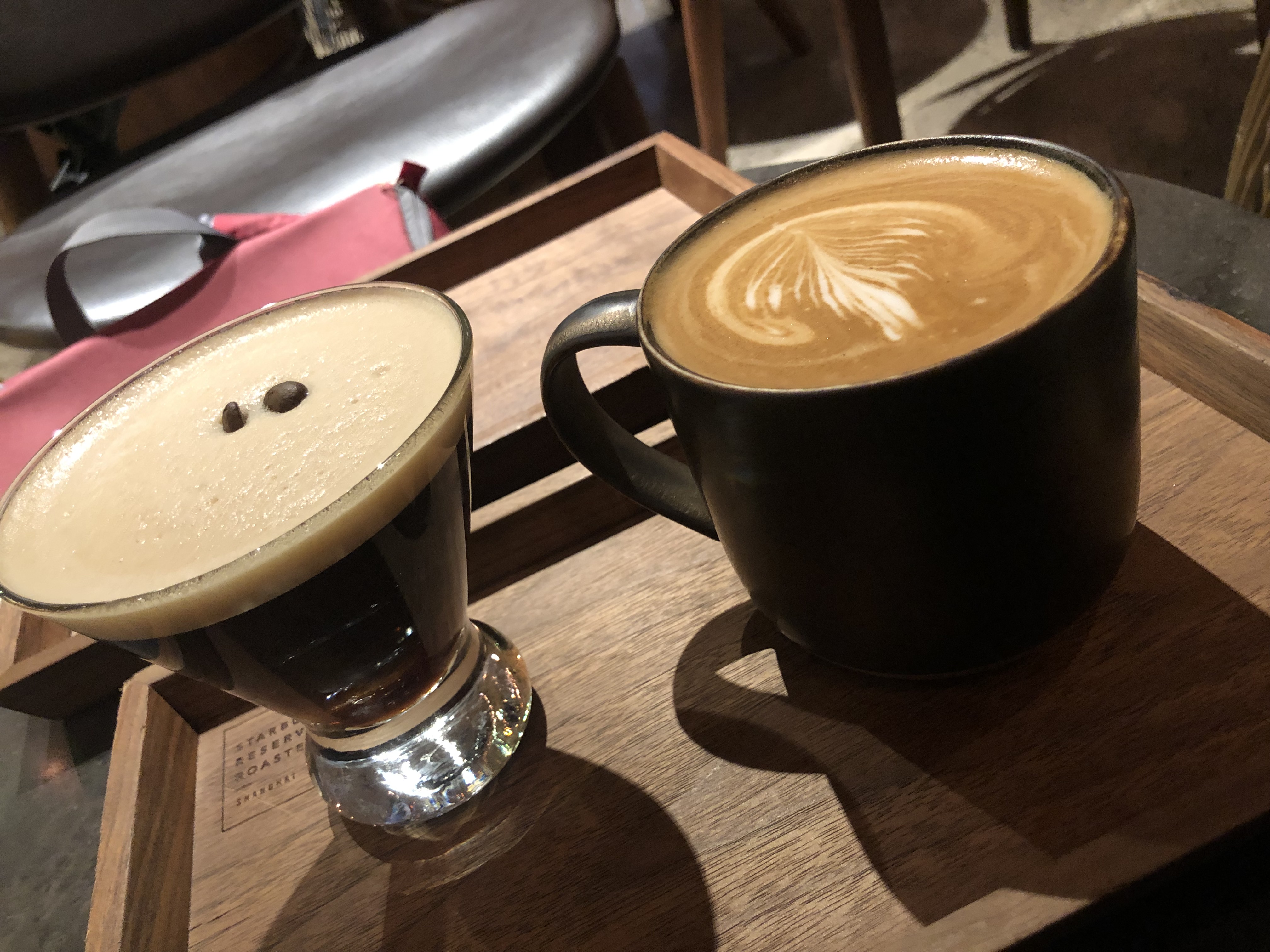 Kaffedrink och cappuchino Starbucks i Shanghai LogTrade i Kina